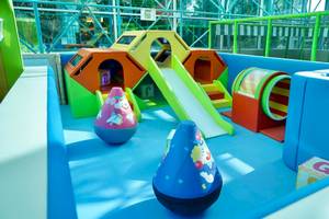 Farbig gestalteter Spielplatz im Grand Hyatt Dubai mit Rutsche und Spielhäusern.