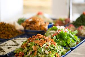 Buffet-Tisch mit Salaten und Gerichten im Grand Hyatt Dubai