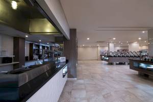 Innenansicht des Restaurants im Emotions By Hodelpa Hotel in Puerto Plata mit Edelstahltheken und Marmorboden.