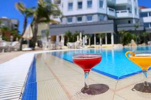 Zwei Cocktails am Pool des Dyrrah Hotels.