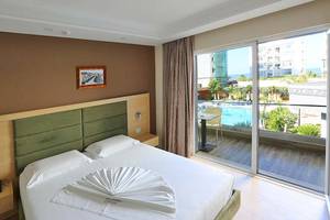 Dyrrah Hotel Zimmer mit Blick auf den Pool und Garten