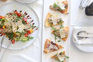 Gedeckter Tisch im Dyrrah Hotel mit Salat, Brot und Suppe.