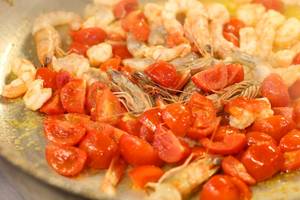 Garnelen und Tomaten in einer Pfanne gekocht mit etwas Öl