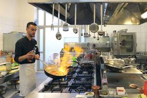 Zwei Männer kochen in der Küche des Dyrrah Hotels.