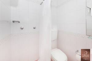 Badezimmer im Ukino Terrace Algarve Hotel mit weißer Dusche und rosa Akzenten.