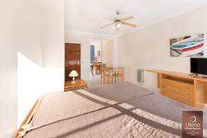 Schlafzimmer im Ukino Terrace Algarve Hotel mit Doppelbett, Deckenventilator und Fernseher.