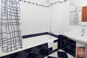 Badezimmer im Ukino Terrace Algarve Hotel mit Badewanne und Dusche