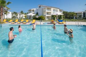 Gruppe von Leuten, die im Pool Volleyball spielen, im Emotions By Hodelpa Hotel.