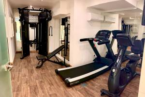 Fitnessraum im Baia Grande Hotel mit einem Laufband, einem Rudergerät und Kraftgeräten.
