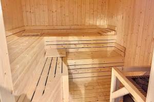 Innenansicht der Sauna im Baia Grande Hotel mit Holzbänken und Wänden.