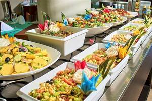 Buffet mit vielen Gerichten im Baia Grande Hotel, darunter Salate und Meeresfrüchte.