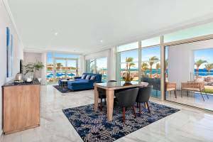 Innenbereich des Pickalbatros Blu Spa Resorts mit Blick auf das Meer.