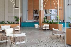 Lobby des Pickalbatros Blu Spa Resorts mit weißen Möbeln und Pflanzen.
