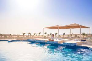 Frau sitzt am Pool des Pickalbatros Aqua Vista Resorts