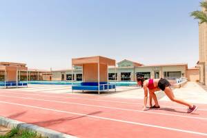 Sportplatz vor dem Pickalbatros Aqua Vista Resort mit einer Frau, die sich vorbereitet.