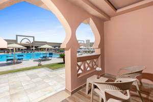 Aussicht vom Balkon des Pickalbatros Aqua Vista Resorts auf den Poolbereich