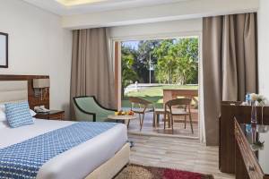 Hotelzimmer im Pickalbatros Aqua Vista Resort mit Blick auf eine Terrasse und Garten.