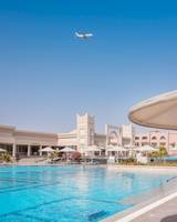 Das Pickalbatros Aqua Vista Resort zeigt einen Pool mit einem fliegenden Flugzeug.