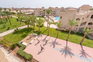 Luftaufnahme des Pickalbatros Aqua Vista Resorts mit mehreren Gebäuden, Swimmingpool und Menschen, die Fitnessgeräte benutzen.