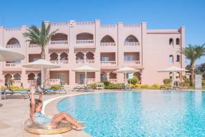 Ein Kind sitzt im Pool des Pickalbatros Aqua Vista Resorts.