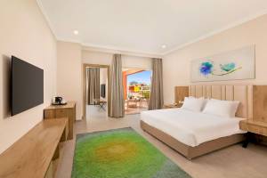Innenansicht eines Hotelzimmers im Pickalbatros Water Valley Resort by Neverland.