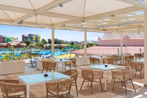 Terrasse des Pickalbatros Water Valley Resort mit Blick auf einen Swimmingpool und Wasserrutschen
