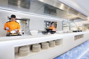 Küchenpersonal des Grupotel Los Principes & Spa bei der Arbeit in einer modernen Küche