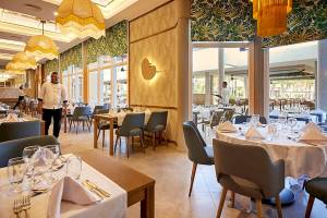 Innenansicht des Restaurants im RIU Palace Macao mit gekleideten Tischen und Stühlen.