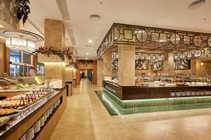 Buffetbereich im RIU Palace Macao Hotel mit vielen Speisen und dekorativen Elementen.