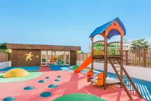 Kinderspielplatz im Iberostar Cristina Hotel mit Rutsche und Klettergerüst