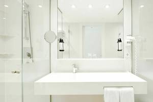 Badezimmer im Iberostar Cristina Hotel mit moderner Ausstattung.