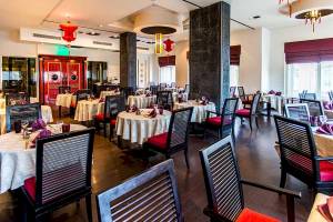 Innenbereich des Restaurants im Premier Le Reve Hotel & Spa mit geräumigen Tischen und Stühlen.