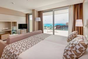 Doppelbett-Zimmer im Hipotels Gran Playa de Palma mit Blick auf die Stadt und das Meer.
