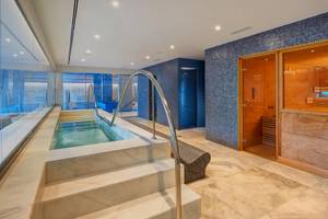 Wellnessbereich im Hipotels Gran Playa de Palma mit Pool und Sauna.