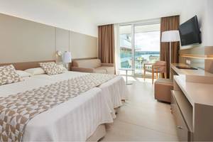 Doppelbettzimmer im Hipotels Gran Playa de Palma mit Blick auf den Hafen