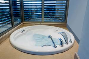Jacuzzi im Sherwood Dreams Resort mit Blick auf die Stadt