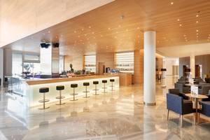 Barbereich des Hipotels Gran Playa de Palma mit modernen Möbeln und hellem Interieur.