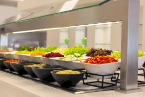 Buffet mit verschiedenen Salaten im Hipotels Gran Playa de Palma Hotel.