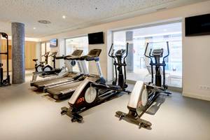 Fitnesscenter im Hipotels Gran Playa de Palma mit Laufbändern und anderen Geräten.