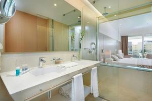Badezimmer im Hipotels Gran Playa de Palma Hotel mit moderner Einrichtung und Glasdusche.