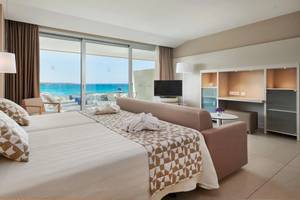 Hotelzimmer im Hipotels Gran Playa de Palma mit Blick auf das Meer.
