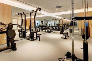 Fitness-Center im Hipotels Gran Playa de Palma mit vielen Geräten und Spiegeln