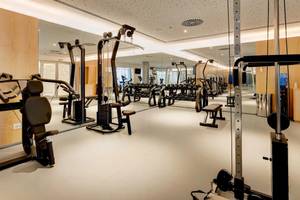 Fitnessstudio im Hipotels Gran Playa de Palma mit verschiedenen Geräten und Spiegeln