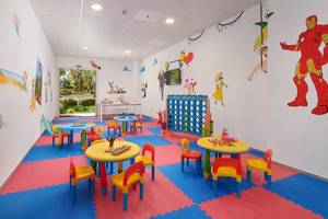 Kinderspielzimmer im Hipotels Gran Playa de Palma mit bunten Tischen, Stühlen und Wandmalereien.