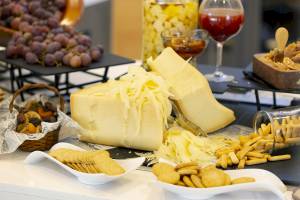 Snacks-Buffet im Hipotels Gran Playa de Palma mit Käse, Crackern, Trockenfrüchten und Getränken.