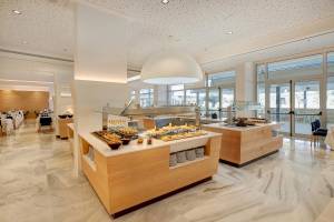 Buffetbereich im Hipotels Gran Playa de Palma mit vielen Speisen und Gläsern.