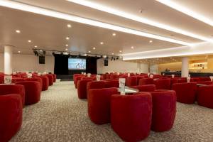 Konferenzraum im Hipotels Gran Playa de Palma mit roten Stühlen und einer Leinwand