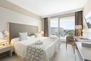 Doppelzimmer im Hipotels Gran Playa de Palma mit Blick auf die Stadt