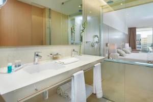 Badezimmer im Hipotels Gran Playa de Palma mit Waschbecken, Spiegel und Dusche