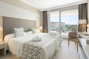 Doppelzimmer im Hipotels Gran Playa de Palma mit Bett, Fenster und Terrasse